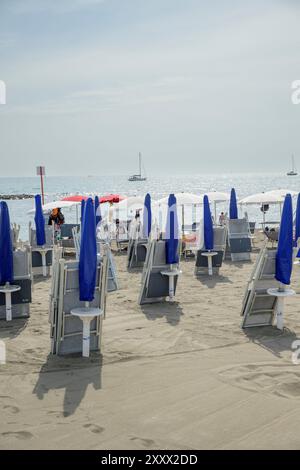 Roma, Italia. 26 agosto 2024. Ombrelloni chiusi e lettini inutilizzati sulle spiagge di Ostia a pochi giorni dalla vacanza di metà agosto a Roma. Massimo Muzzarelli, presidente di Federbalneari e proprietario di Sporting Beach, chiuso dal comune per tasse non pagate, effettua una prima valutazione della stagione balneare che non si è ancora conclusa e segnala un calo di almeno il 40% delle presenze alle spiagge del mare di '' ‹'''‹Roma. Secondo il presidente del Partito Democratico del 10° Municipio, Mario Falconi, il declino non è così drastico e sottolinea che va tenuto presente che le spiagge di Foto Stock