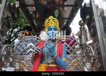 Dacca. 26 agosto 2024. Un bambino vestito da Krishna partecipa a una celebrazione durante il festival Krishna Janmashtami a Dacca, Bangladesh, il 26 agosto 2024. La comunità indù in Bangladesh ha celebrato Janmashtami, segnando l'anniversario della nascita del Dio indù Krishna. Crediti: Xinhua/Alamy Live News Foto Stock