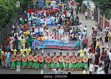 Dacca. 26 agosto 2024. La gente partecipa a una celebrazione durante il festival Krishna Janmashtami a Dacca, Bangladesh, il 26 agosto 2024. La comunità indù in Bangladesh ha celebrato Janmashtami, segnando l'anniversario della nascita del Dio indù Krishna. Crediti: Xinhua/Alamy Live News Foto Stock
