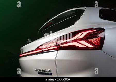 Vinnitsa, Ucraina - 3 febbraio 2024: Elegante design posteriore di MG Marvel R che mostra futuristiche luci di posizione posteriori ed elegante artigianato automobilistico Foto Stock