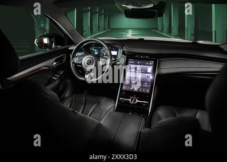 Vinnitsa, Ucraina - 3 febbraio 2024: Interni SUV elettrici di lusso MG Marvel R con touchscreen avanzato e design moderno Foto Stock