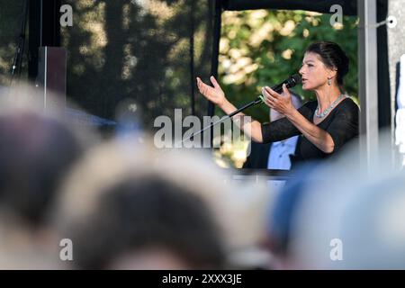 Jena, Germania. 26 agosto 2024. Sahra Wagenknecht, presidente federale della Sahra Wagenknecht Alliance (BSW), parla ad un evento elettorale. Le elezioni statali in Turingia del 2024 si terranno il 1° settembre. Crediti: Hannes P. Albert/dpa/Alamy Live News Foto Stock