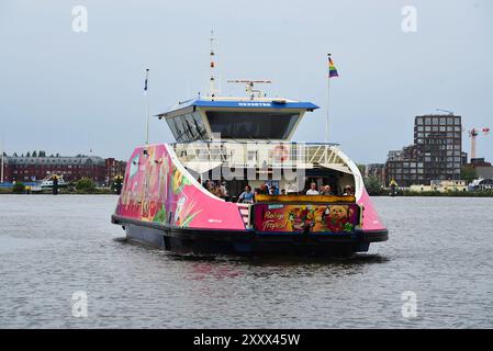 Amsterdam, Paesi Bassi. 24 luglio 2024. Una delle navette sul fiume IJ ad Amsterdam. Foto di alta qualità Foto Stock