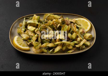 Vista ravvicinata delle zucchine grigliate sul piatto. Foto Stock
