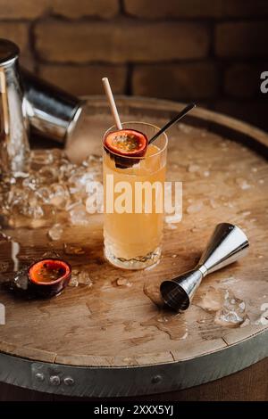 Rinfrescante cocktail di frutta della passione in bicchiere, per le vibrazioni estive e gli eventi a tema tropicale Foto Stock