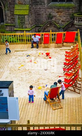 Parco giochi appena fuori dal centro commerciale Bullring. Bahind IT St Martins Church a Birmingham, Regno Unito Foto Stock