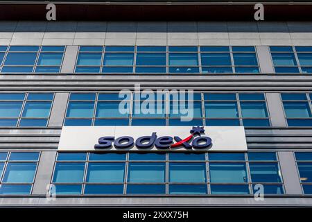 Firma e logo sulla sede Sodexo a Issy-les-Moulineaux, Francia. Sodexo è una società francese di servizi alimentari e gestione di strutture Foto Stock