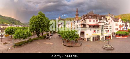 Panorama di Cochem, splendida città sul romantico fiume Mosella, castello di Reichsburg sulla collina, Germania Foto Stock