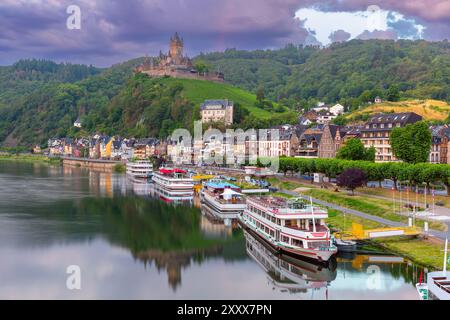 Cochem, splendida città sul romantico fiume Mosella, castello di Reichsburg sulla collina, Germania Foto Stock
