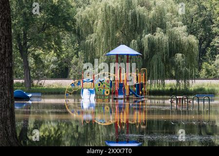 Parco giochi in un parco allagato. Foto Stock