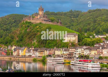 Cochem, splendida città sul romantico fiume Mosella, castello di Reichsburg sulla collina, Germania Foto Stock