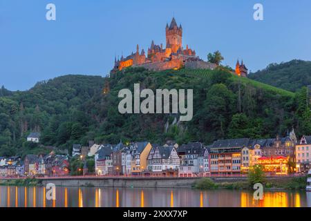 Cochem di notte, splendida città sul romantico fiume Mosella, castello di Reichsburg sulla collina, Germania Foto Stock