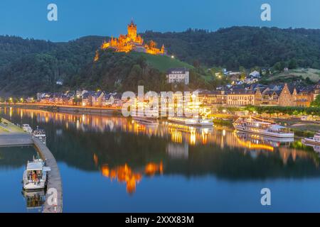 Cochem di notte, splendida città sul romantico fiume Mosella, castello di Reichsburg sulla collina, Germania Foto Stock