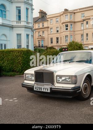 Seaford - Eastbourne - Regno Unito - 2024.08.25: Rolls Royce bianco d'epoca parcheggiato presso l'hotel di Eastbourne Foto Stock