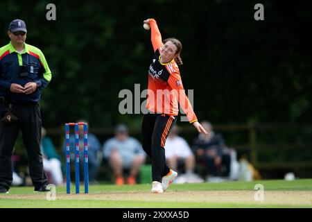 Arundel, Regno Unito. 26 agosto 2024. Josie Groves del Blaze bowling durante il Rachel Heyhoe-Flint Trophy match tra Southern Vipers e il blaze all'Arundel Castle Cricket Ground. Crediti: Dave Vokes/Alamy Live News Foto Stock