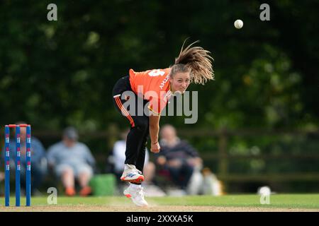 Arundel, Regno Unito. 26 agosto 2024. Cassidy McCarthy del Blaze bowling durante il Rachel Heyhoe-Flint Trophy match tra Southern Vipers e il blaze all'Arundel Castle Cricket Ground. Crediti: Dave Vokes/Alamy Live News Foto Stock