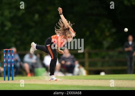 Arundel, Regno Unito. 26 agosto 2024. Cassidy McCarthy del Blaze bowling durante il Rachel Heyhoe-Flint Trophy match tra Southern Vipers e il blaze all'Arundel Castle Cricket Ground. Crediti: Dave Vokes/Alamy Live News Foto Stock