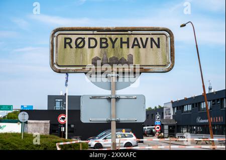 Rodbyhavn, Lolland, Danimarca, 21 luglio 2024 - segno del villaggio di Rodbyhavn al punto di arrivo del traghetto Foto Stock