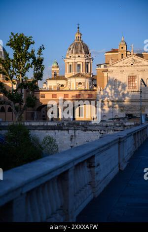 Basilica di Sant'Ambrogio e Carlo al corso a Roma, Italia. Visto da Ponte Cavour (ponte). Foto Stock