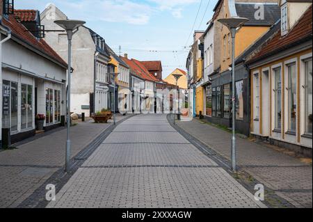 Maribo, Lolland, Danimarca, 21 luglio 2024 - strada commerciale principale del villaggio Foto Stock