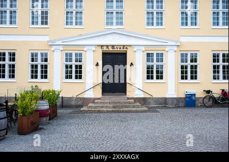 Maribo, Lolland, Danimarca, 21 luglio 2024 - costruzione del municipio e della piazza Foto Stock