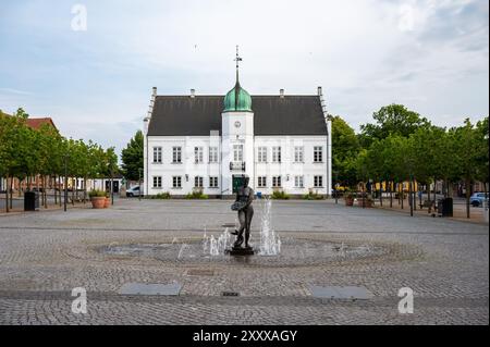 Maribo, Lolland, Danimarca, 21 luglio 2024 - costruzione del municipio e della piazza Foto Stock