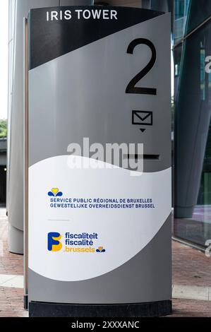 Saint Josse, Bruxelles, Belgio, 25 luglio 2024 - segno della torre dell'Iris, edificio governativo per il calcolo delle tasse Foto Stock