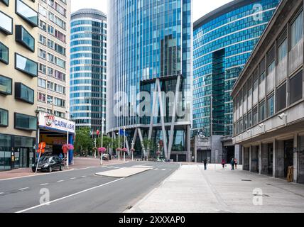 Saint Josse, Bruxelles, Belgio, 25 luglio 2024 - rue de Brabant e edifici per uffici della Torre Iris e del Covent Garden Foto Stock