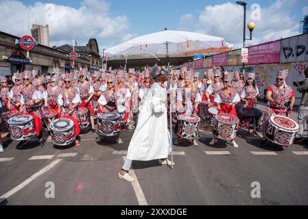 Londra, Inghilterra, Regno Unito. 26 agosto 2024. Il Carnevale di Notting Hill è uno dei più grandi festival di strada del mondo. Si tratta di un carnevale caraibico che si svolge a Londra dal 1966 sulle strade di Notting Hill nella zona di Kensington. (Immagine di credito: © Krisztian Elek/ZUMA Press Wire) SOLO PER USO EDITORIALE! Non per USO commerciale! Foto Stock