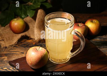 Bicchiere di kvass di mele fresco e frutta su fondo in legno Foto Stock