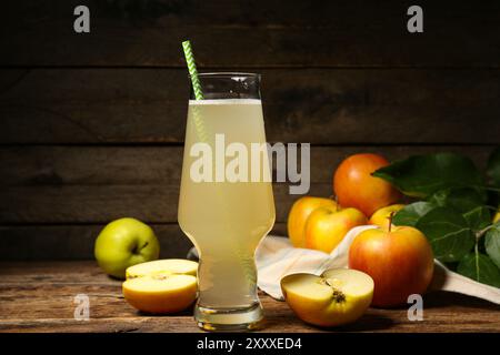 Bicchiere di kvass di mele fresco e frutta su fondo in legno Foto Stock