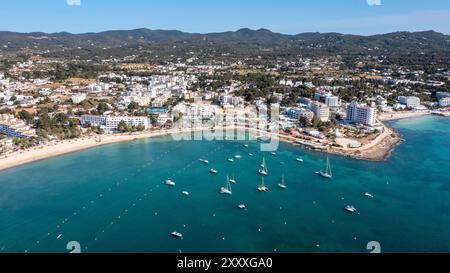 Foto aerea del drone della città di Sant Antoni de Portmany, sulla costa occidentale delle Isole Baleari di Ibiza, con il fronte oceano e Calo des Mo Foto Stock