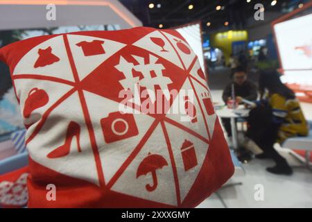 HANGZHOU, CINA - 23 NOVEMBRE 2023 - i visitatori visitano lo stand di Pinduoduo alla 2a Global Digital Trade Fair 2023 a Hangzhou, nella Zhejia della Cina orientale Foto Stock