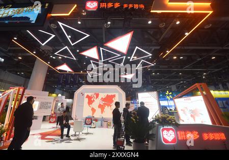 HANGZHOU, CINA - 23 NOVEMBRE 2023 - i visitatori visitano lo stand di Pinduoduo alla 2a Global Digital Trade Fair 2023 a Hangzhou, nella Zhejia della Cina orientale Foto Stock