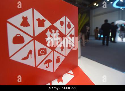 HANGZHOU, CINA - 23 NOVEMBRE 2023 - i visitatori visitano lo stand di Pinduoduo alla 2a Global Digital Trade Fair 2023 a Hangzhou, nella Zhejia della Cina orientale Foto Stock