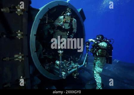 Mar Mediterraneo, Italia. 27 luglio 2024. I commando della 2nd Force Reconnaissance Company, assegnati alla Task Force 61/2, emergono sott'acqua dal ponte asciutto del sottomarino missilistico guidato classe Ohio USS Georgia mentre sono in corso nel Mar Mediterraneo, il 27 luglio 2024 al largo delle coste italiane. Crediti: PO2 Almagissel Schuring/US Navy Photo/Alamy Live News Foto Stock