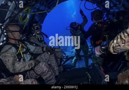 Mar Mediterraneo, Italia. 31 luglio 2024. I commando della 2nd Force Reconnaissance Company, assegnati alla Task Force 61/2, conducono addestramento SUBACQUEO fuori dal ponte secco del sottomarino missilistico guidato classe Ohio USS Georgia mentre sono in corso nel Mar Mediterraneo, il 31 luglio 2024 al largo delle coste italiane. Crediti: PO2 Almagissel Schuring/US Navy Photo/Alamy Live News Foto Stock