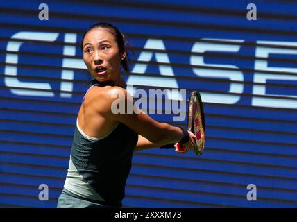 Flushing Meadows, US Open: 26 ago, 2024 - numero 7 seed, Qinwen Zheng of, China in azione contro Amanda Anisimova degli Stati Uniti durante il loro primo round match il giorno uno degli US Open. Zheng ha vinto in tre set Credit: Adam Stoltman/Alamy Live News Foto Stock