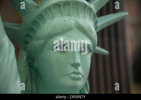 In tutta la città di New York si possono trovare repliche di statue della libertà in varie dimensioni e colori. Foto Stock