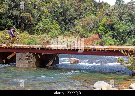 In bicicletta attraverso Pont Germain nel Blue River Provincial Park Foto Stock