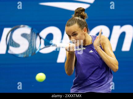 Flushing Meadow, Stati Uniti dichiarato. 26 agosto 2024. Clara Burel della Francia restituisce un pallone allo Sloane Stephens all'Arthur Ashe Stadium nel primo turno degli US Open Tennis Championships 2024 all'USTA Billie Jean King National Tennis Center lunedì 26 agosto 2024 a New York. Foto di John Angelillo/UPI credito: UPI/Alamy Live News Foto Stock