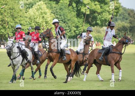 Giocatori di Polo durante il torneo "Polo & Genussfestival" al Rhein Polo Club Düsseldorf, a Willich, Germania, giugno 2024 Foto Stock