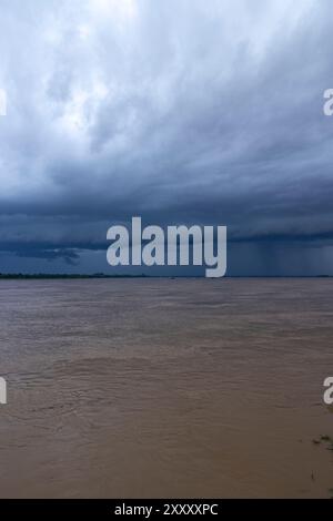 Tempesta monsonica che si sta radunando sul fiume Mekong, provincia di Kratié, Cambogia Foto Stock