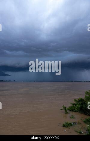 Tempesta monsonica che si sta radunando sul fiume Mekong, provincia di Kratié, Cambogia Foto Stock