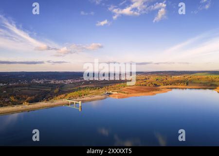 Drone vista panoramica aerea del lago Sabugal Dam con perfetto riflesso, in Portogallo Foto Stock