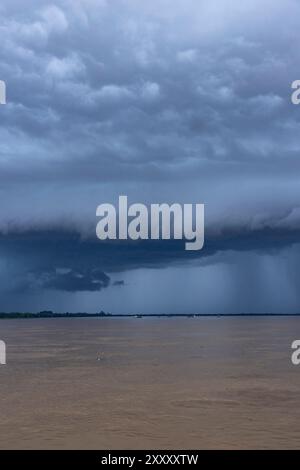 Tempesta monsonica che si sta radunando sul fiume Mekong, provincia di Kratié, Cambogia Foto Stock