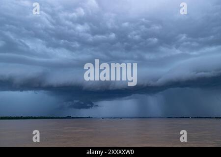 Tempesta monsonica che si sta radunando sul fiume Mekong, provincia di Kratié, Cambogia Foto Stock