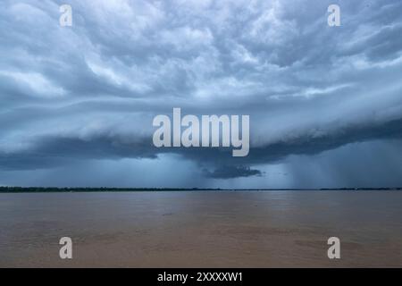 Tempesta monsonica che si sta radunando sul fiume Mekong, provincia di Kratié, Cambogia Foto Stock