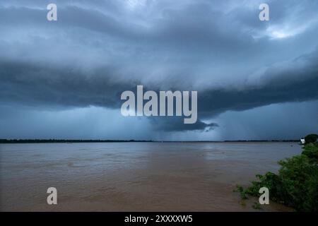 Tempesta monsonica che si sta radunando sul fiume Mekong, provincia di Kratié, Cambogia Foto Stock