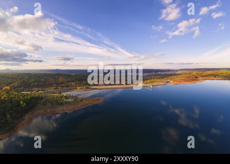 Drone vista panoramica aerea del lago Sabugal Dam con perfetto riflesso, in Portogallo Foto Stock